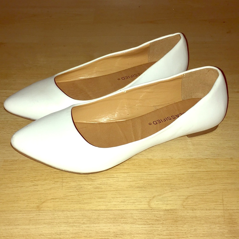 City classified - white pointed flats (size 6)